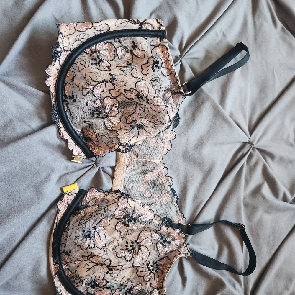 Beautiful Victoria's Secret Unlined  Bras in 36 DD - Picture 4 of 5